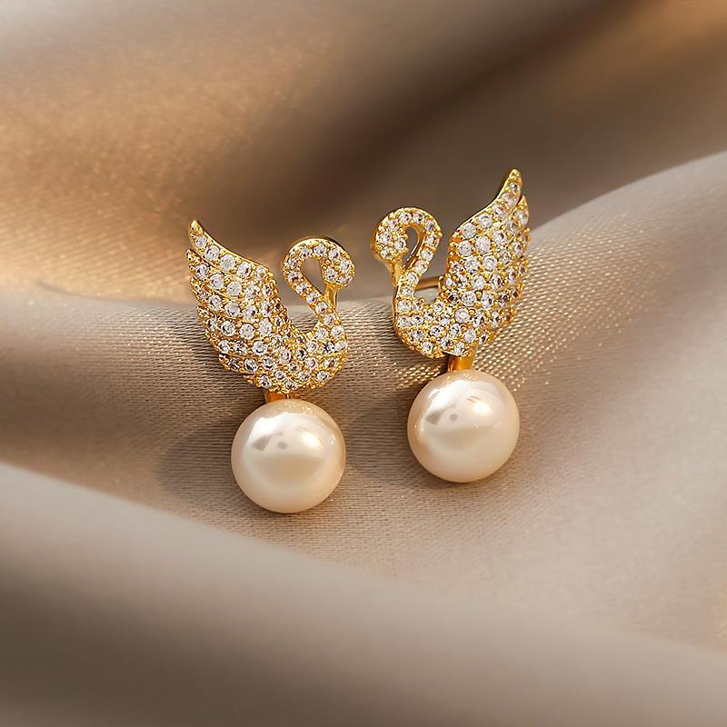 Boucles d'oreilles à tige en argent sterling avec perles en forme de cygne coréen et de zircone