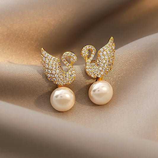 Boucles d'oreilles à tige en argent sterling avec perles en forme de cygne coréen et de zircone