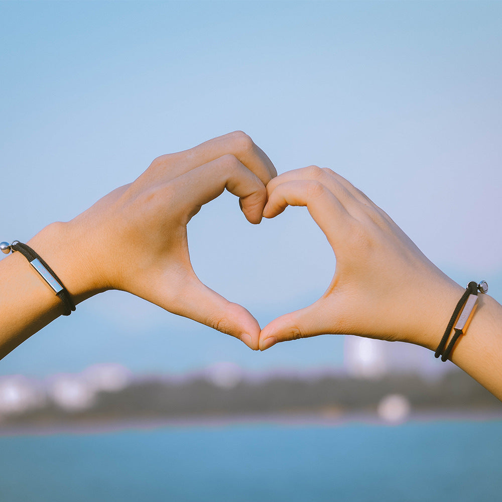 Paire de bracelets de couple attrayants en acier inoxydable