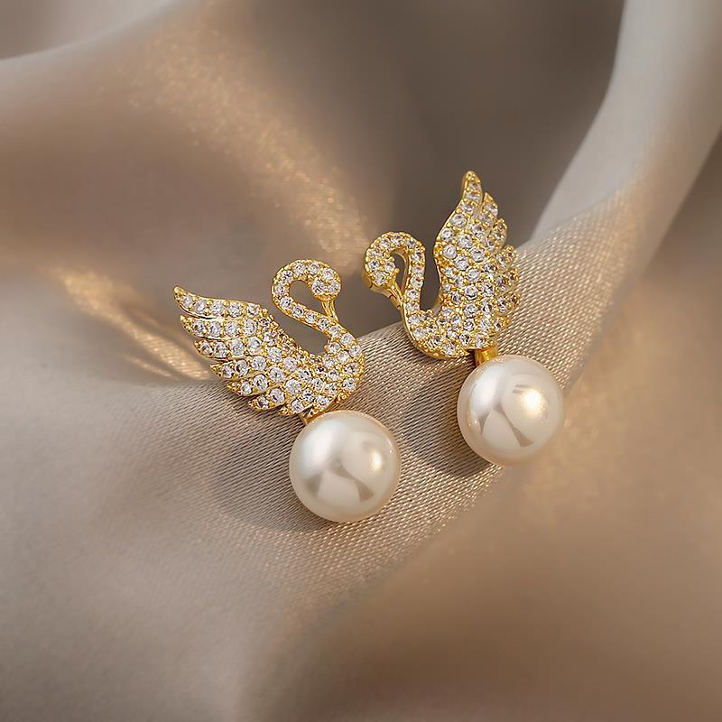 Boucles d'oreilles à tige en argent sterling avec perles en forme de cygne coréen et de zircone