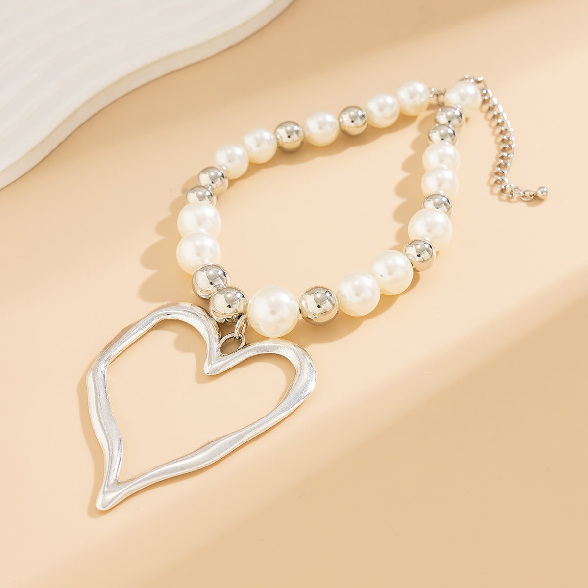 Collier à pendentif cœur irrégulier en lave exagérée