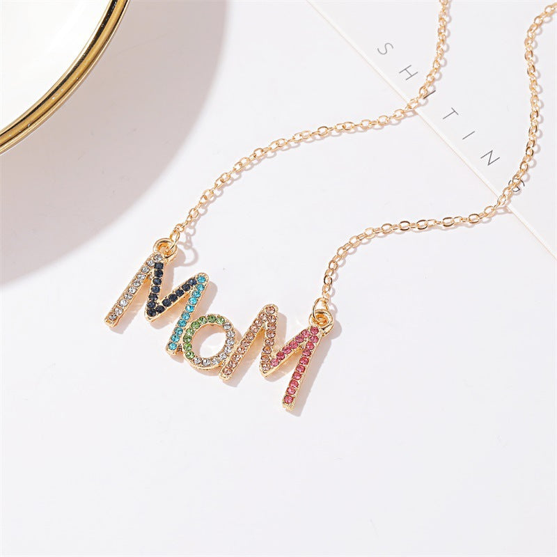 Personnalité de collier de lettre de maman de diamant