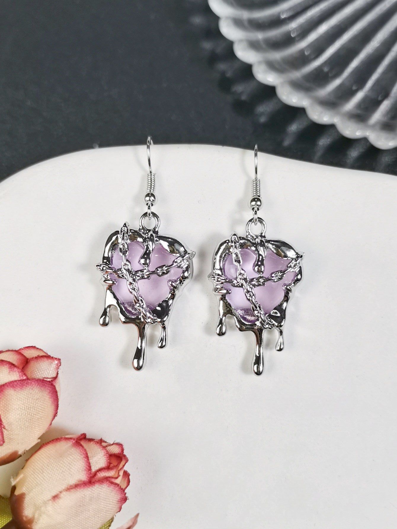Pendientes oscuros con corazón de lava y corazón cerrado