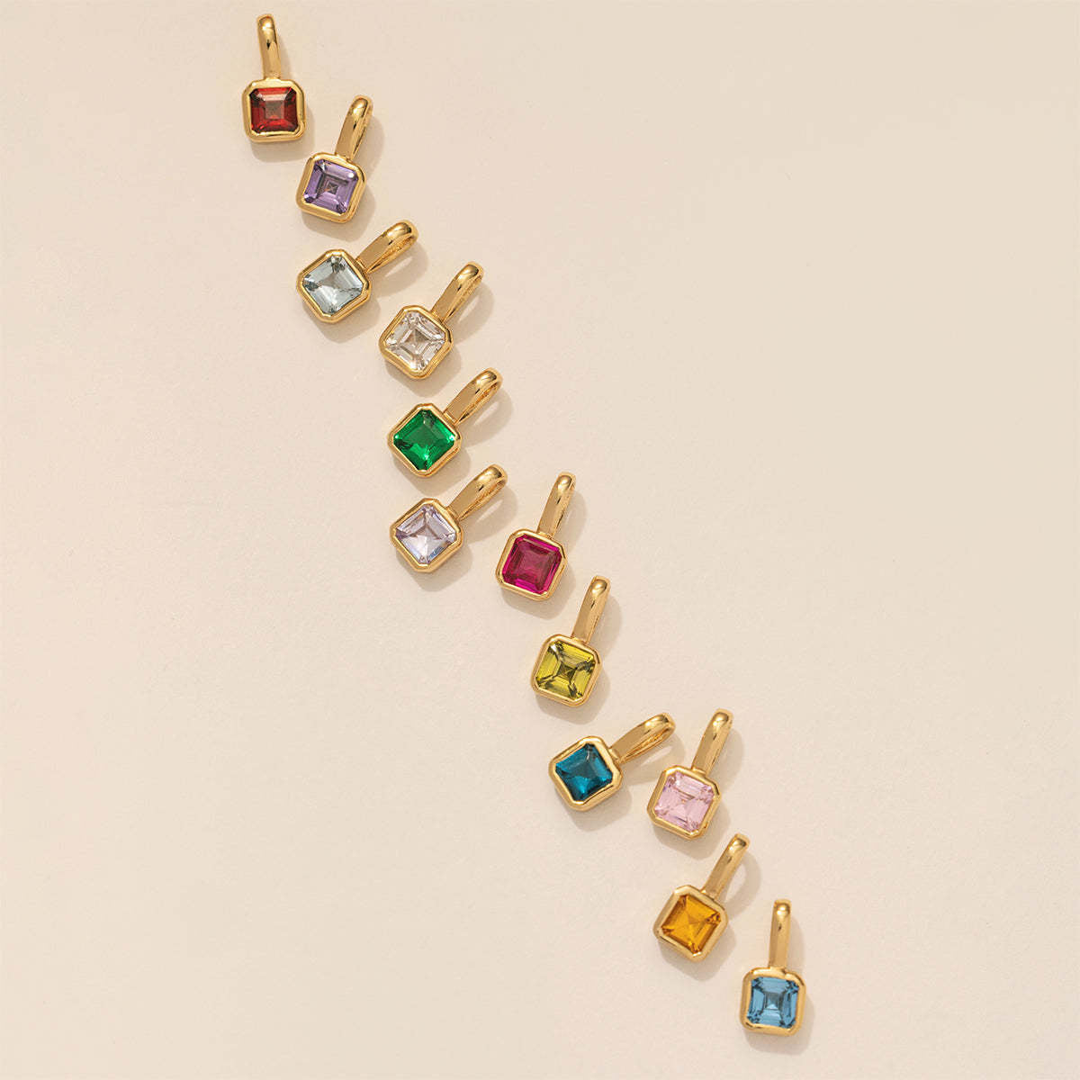 Pendentif carré avec douze pierres de naissance féminines