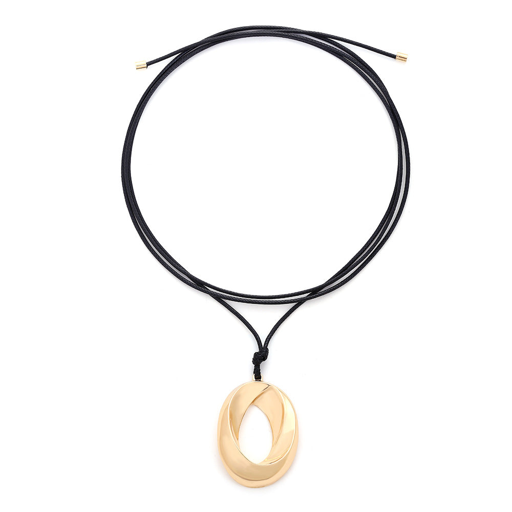 Collier pendentif creux ovale vintage