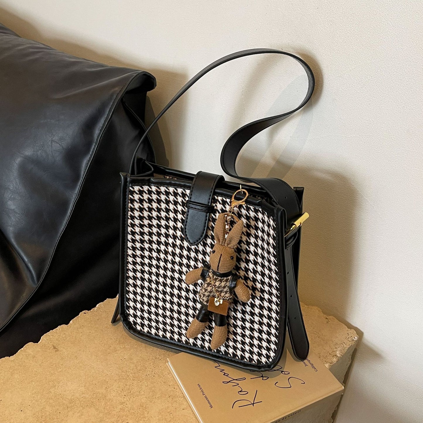 Sac à bandoulière élégant pied-de-poule tendance et assorti