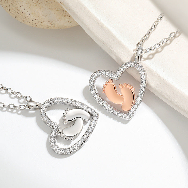 Collier en forme de cœur avec séparation des couleurs, empreintes de pas d'amour