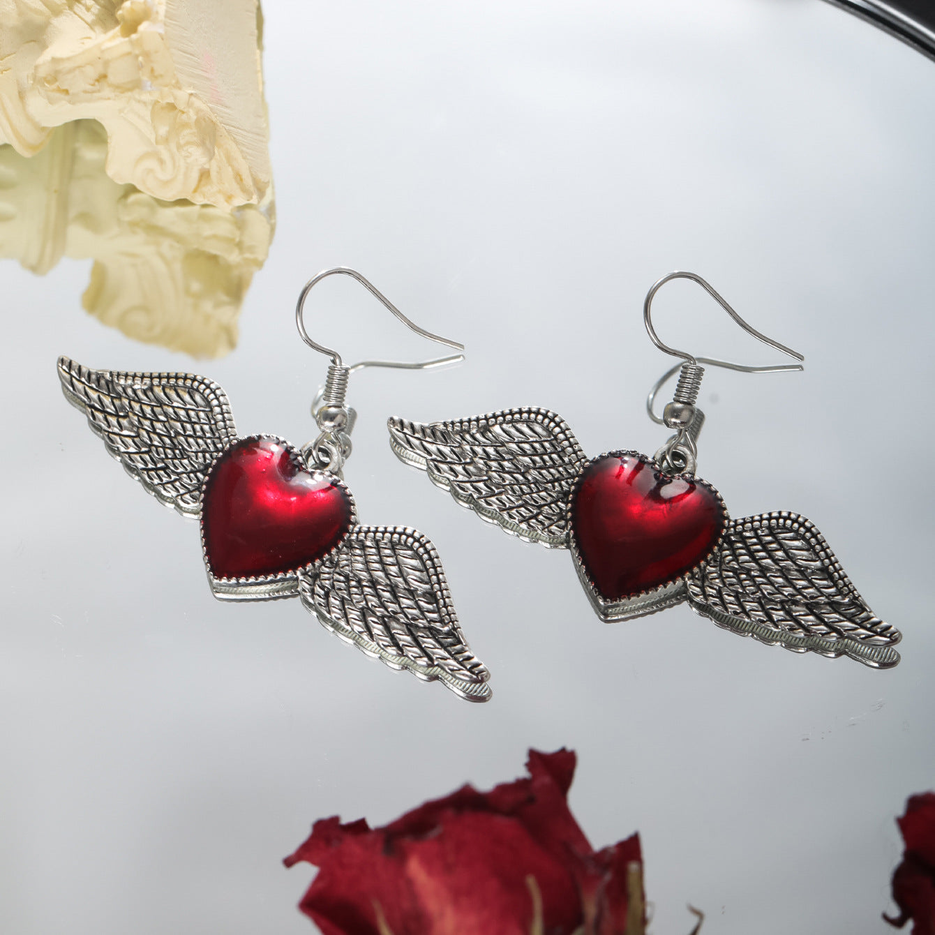 Pendientes oscuros con corazón de lava y corazón cerrado