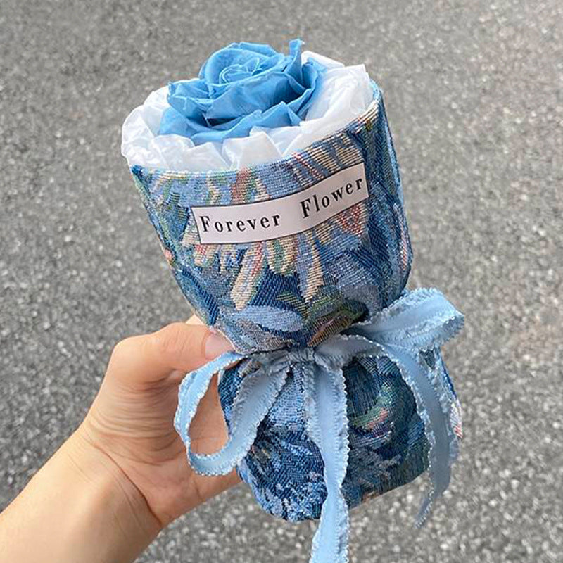 Regalo de San Valentín con rosas en maceta de estilo clásico