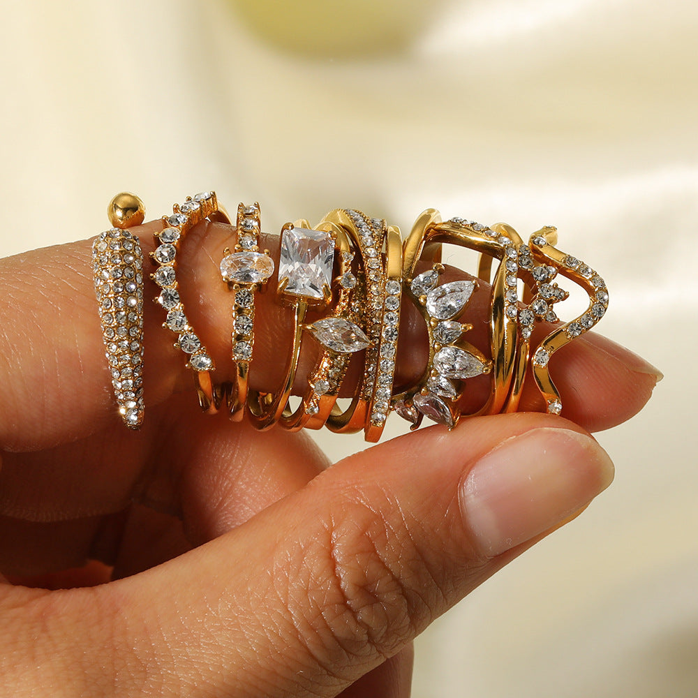 Anillo de diamantes de acero inoxidable chapado en oro de 18 quilates con incrustaciones de circón