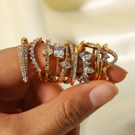 Anillo de diamantes de acero inoxidable chapado en oro de 18 quilates con incrustaciones de circón