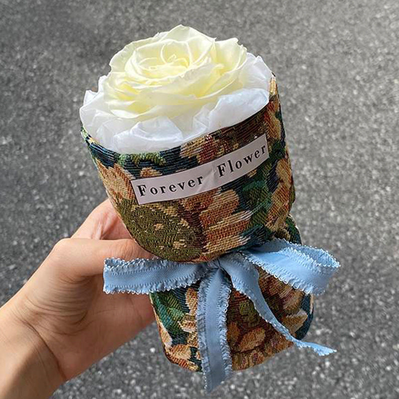 Regalo de San Valentín con rosas en maceta de estilo clásico