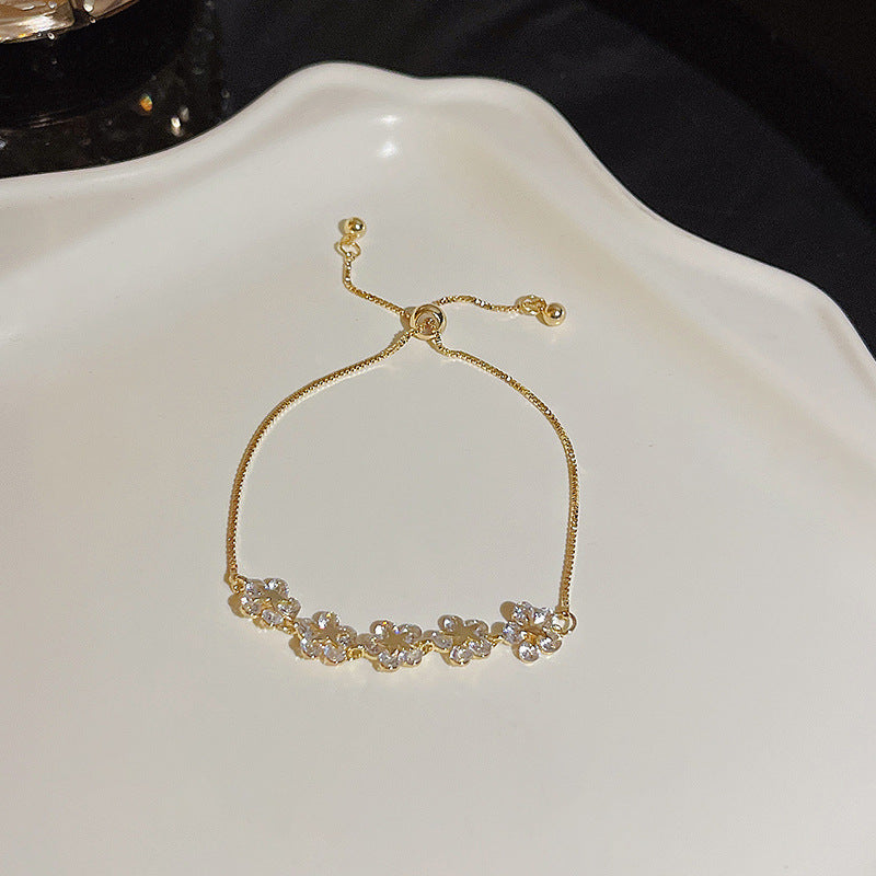 Pulsera versátil de perlas y flores de circón