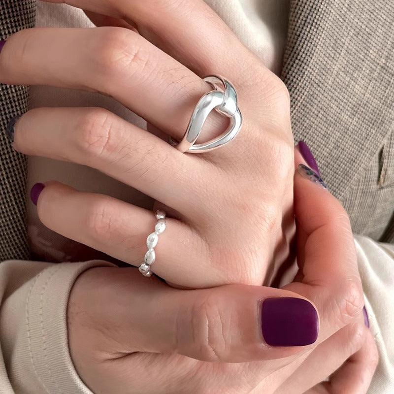 Anillo cruzado irregular de línea hueca femenina