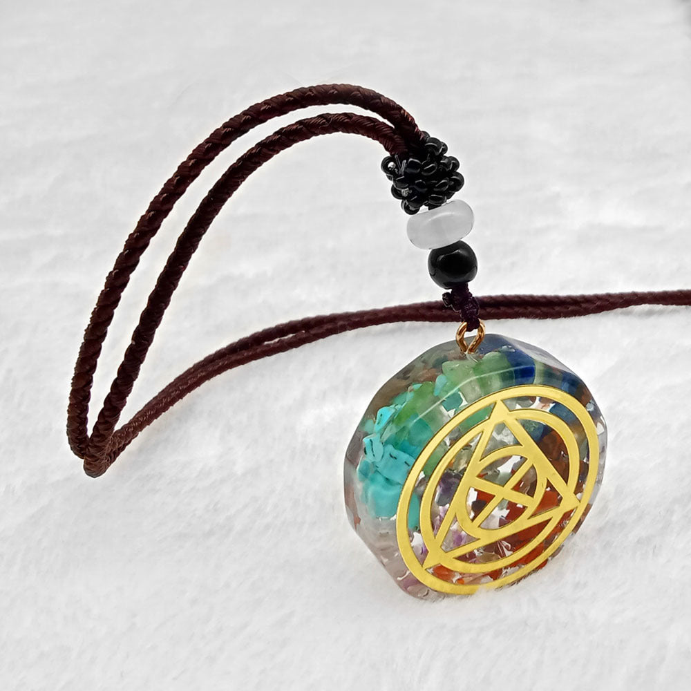 Venta caliente transfronteriza collar de grava colorido colgante de cristal Natural ornamento de forma geométrica multilateral al por mayor