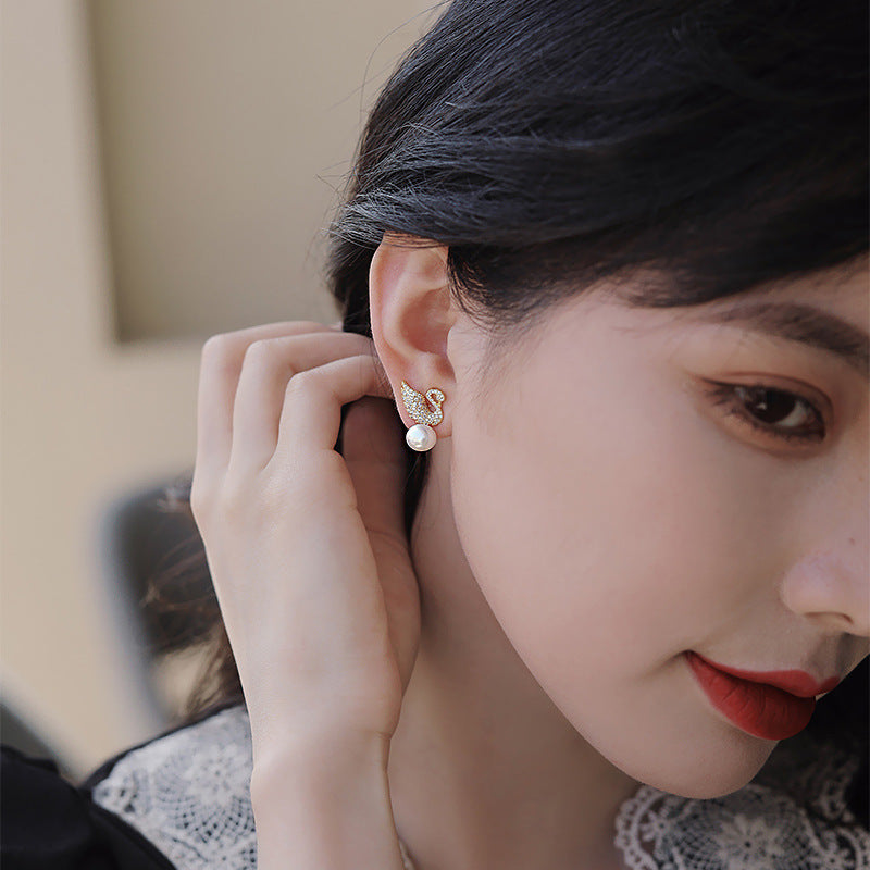 Boucles d'oreilles à tige en argent sterling avec perles en forme de cygne coréen et de zircone