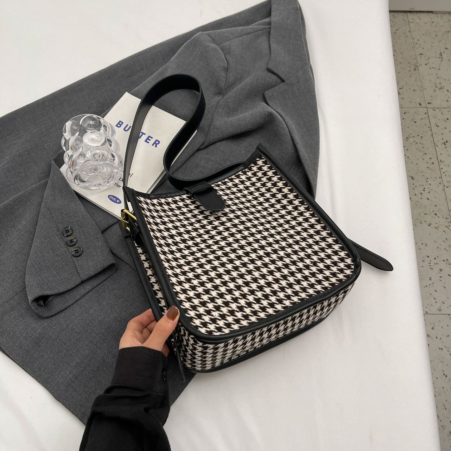Sac à bandoulière élégant pied-de-poule tendance et assorti