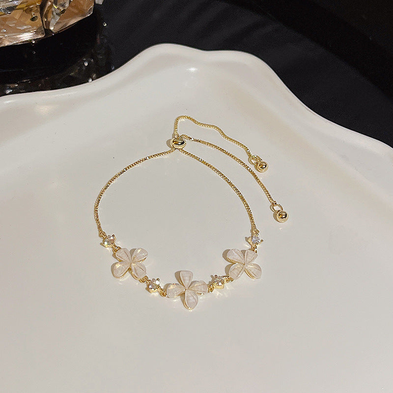 Pulsera versátil de perlas y flores de circón