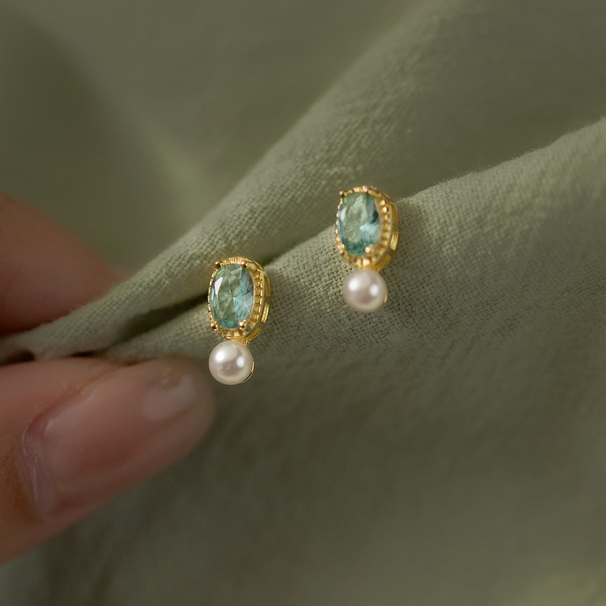 Boucles d'oreilles à tige en perles synthétiques et diamants bleus élégants pour femmes