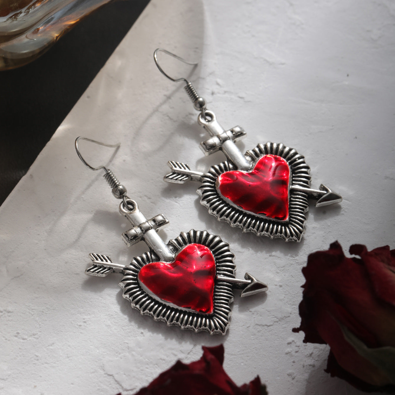Pendientes oscuros con corazón de lava y corazón cerrado