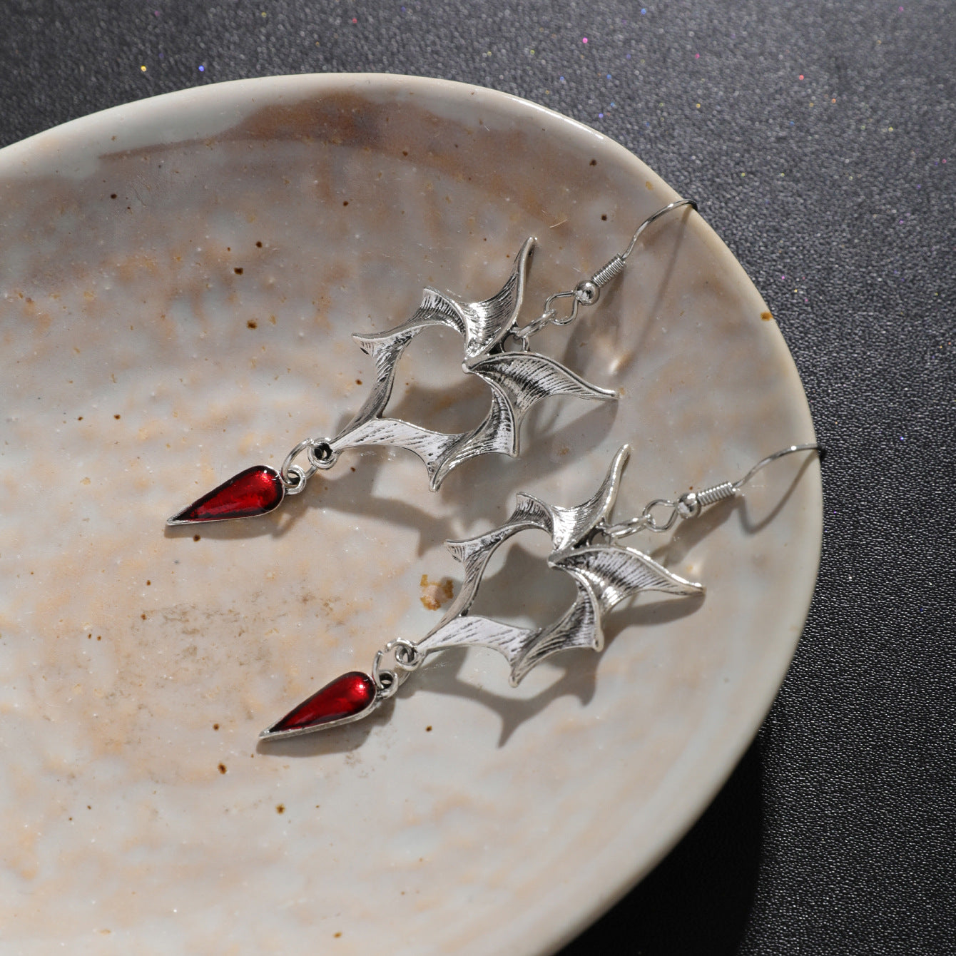 Pendientes oscuros con corazón de lava y corazón cerrado