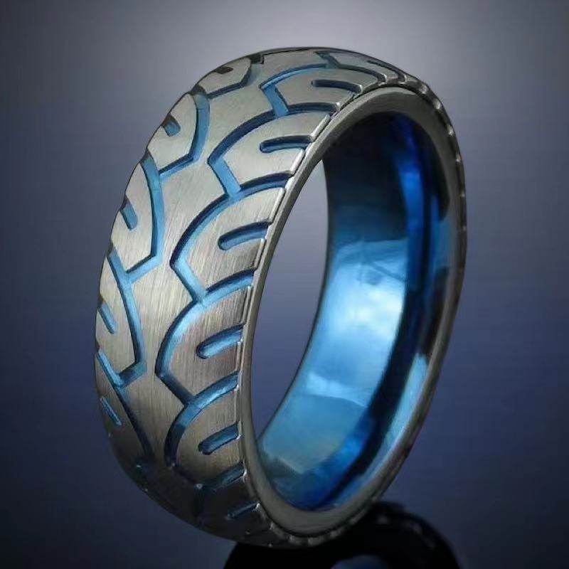 Anillo vintage con patrón de neumático grabado que no se decolora para hombre