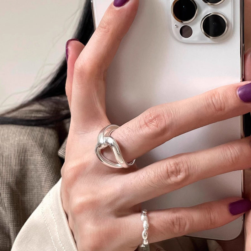 Anillo cruzado irregular de línea hueca femenina