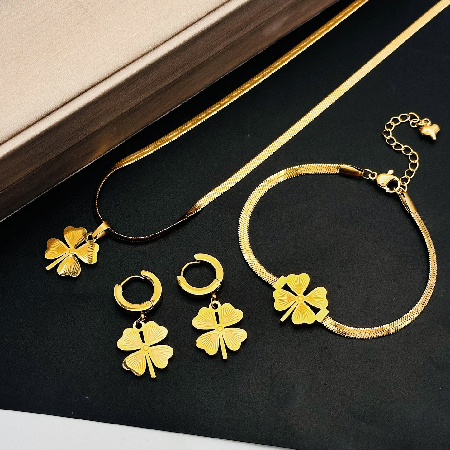 Costume de boucles d'oreilles en chaîne de clavicule en acier titane pour femmes, tempérament à la mode, ne se décolore pas