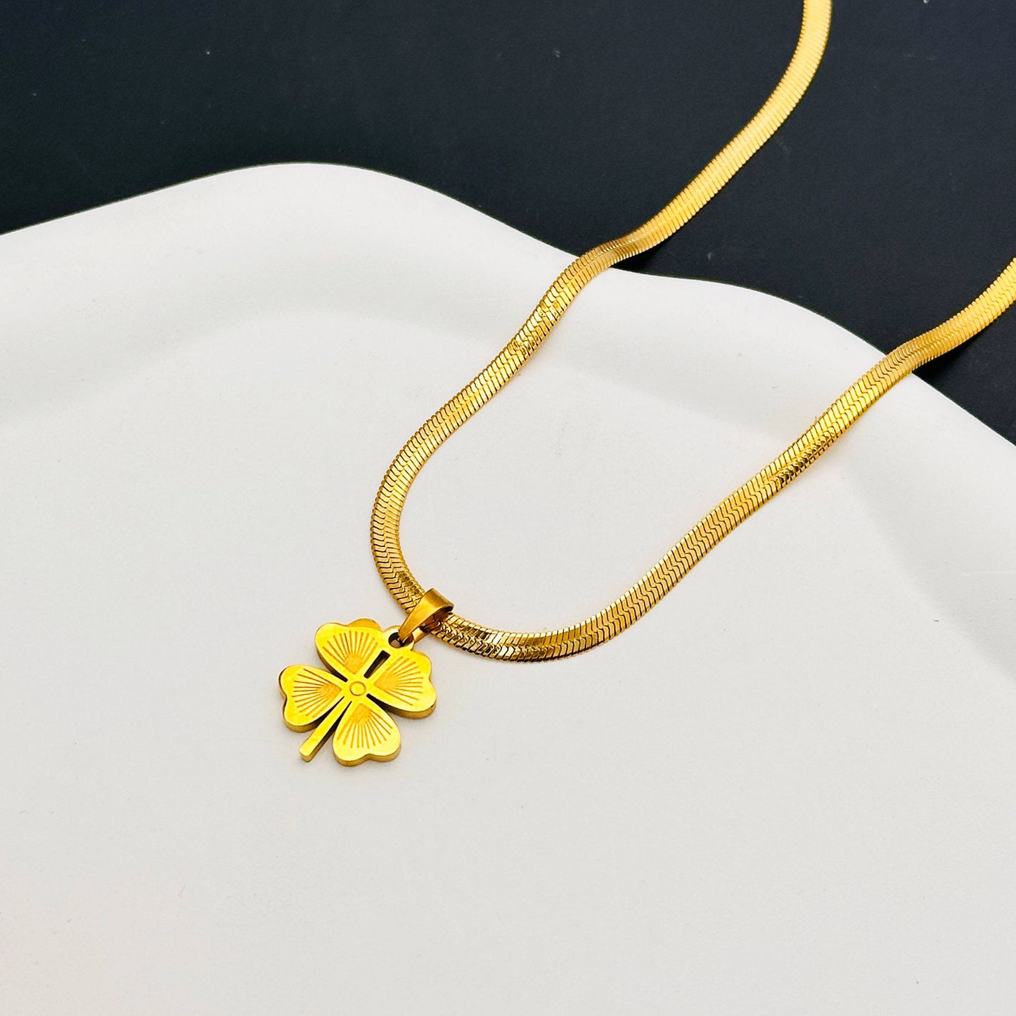 Costume de boucles d'oreilles en chaîne de clavicule en acier titane pour femmes, tempérament à la mode, ne se décolore pas