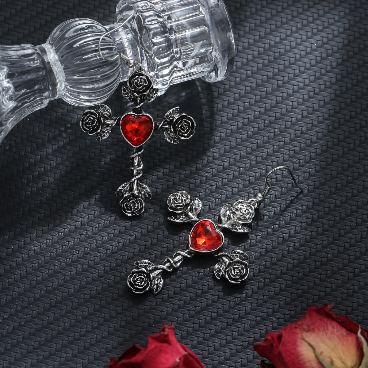 Pendientes oscuros con corazón de lava y corazón cerrado