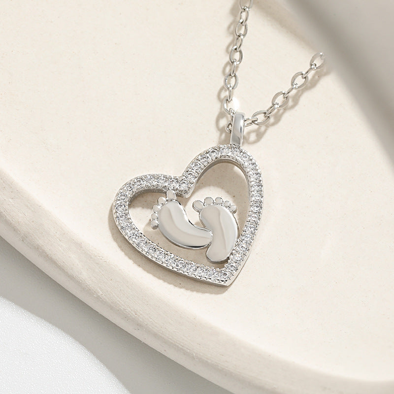 Collier en forme de cœur avec séparation des couleurs, empreintes de pas d'amour