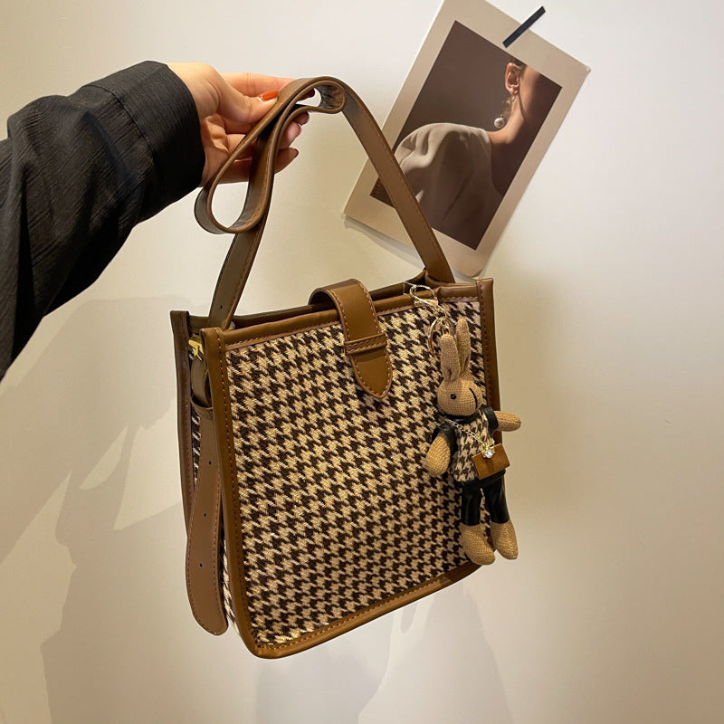 Sac à bandoulière élégant pied-de-poule tendance et assorti