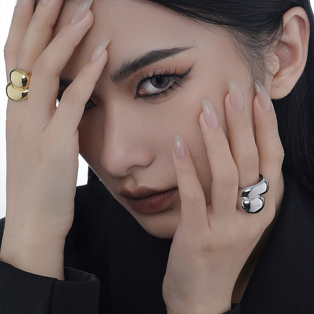 La bague féminine brillante géométrique ne se décolore pas