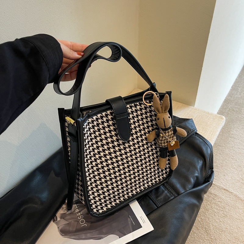 Sac à bandoulière élégant pied-de-poule tendance et assorti