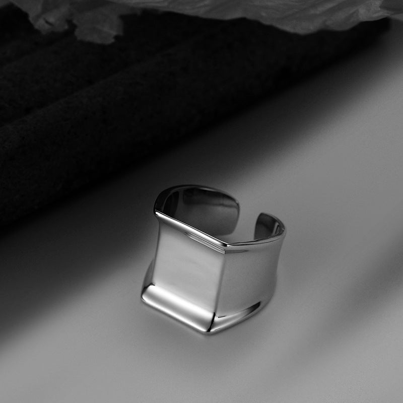 Anillo femenino ancho brillante de plata