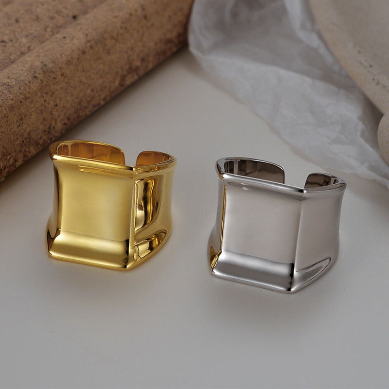 Anillo femenino ancho brillante de plata