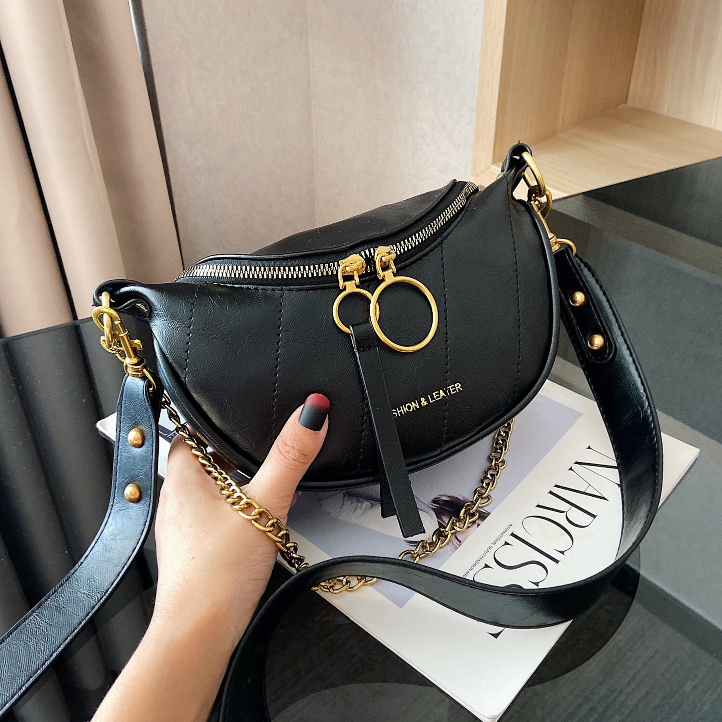 Sac de poitrine rétro léger et assorti à la mode pour femmes