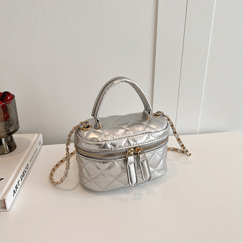 Sac messager simple avec chaîne de transport à la main