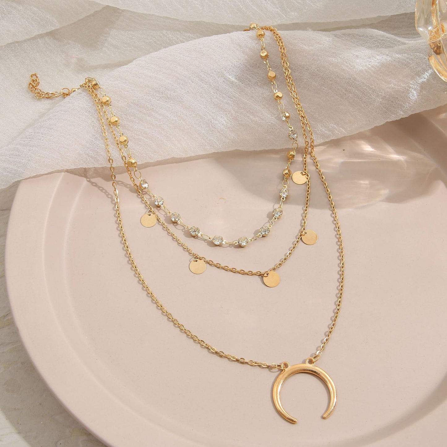 Collier multicouche européen et américain à petites tranches rondes avec pampilles et lune