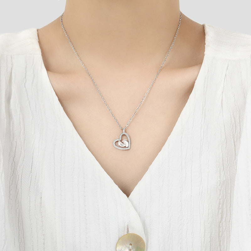 Collier en forme de cœur avec séparation des couleurs, empreintes de pas d'amour