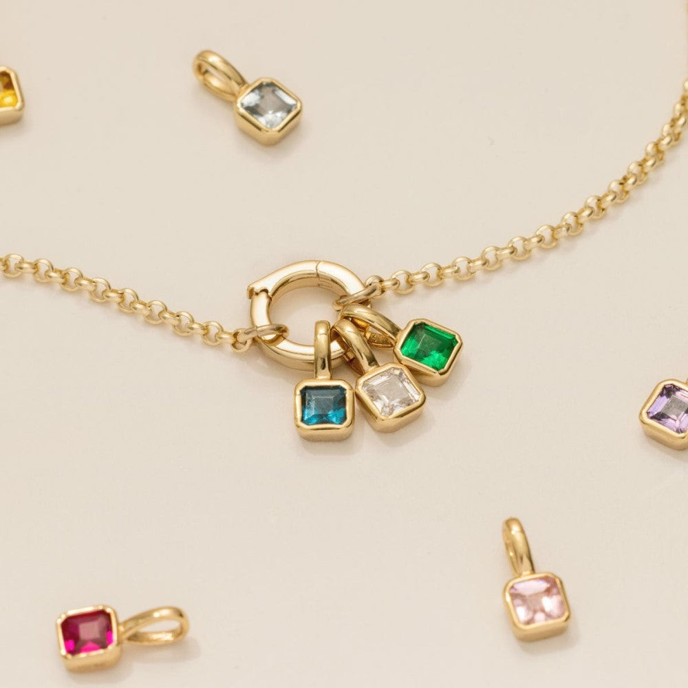 Pendentif carré avec douze pierres de naissance féminines