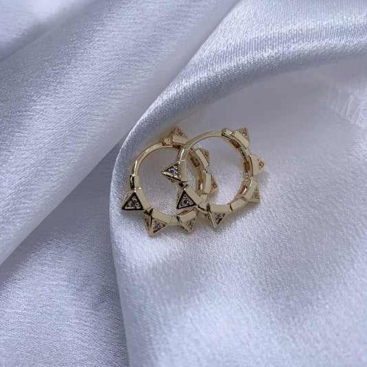 Pendientes cónicos con punta triangular de circonitas con microincrustaciones