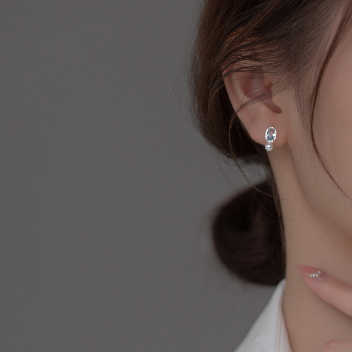 Boucles d'oreilles à tige en perles synthétiques et diamants bleus élégants pour femmes