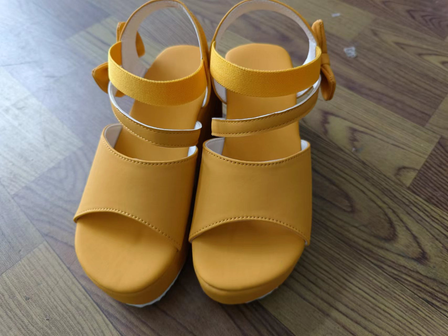 Sandales compensées en daim de grande taille à bout ouvert pour femmes