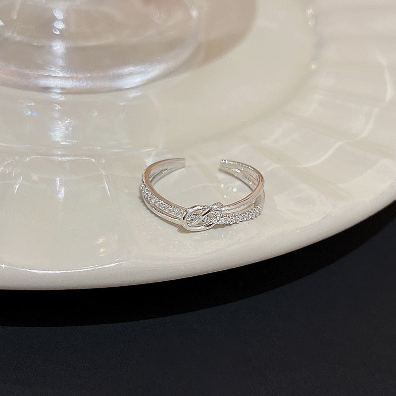 Anillo cruzado con sentido de diseño avanzado de doble capa de circonita con microincrustaciones