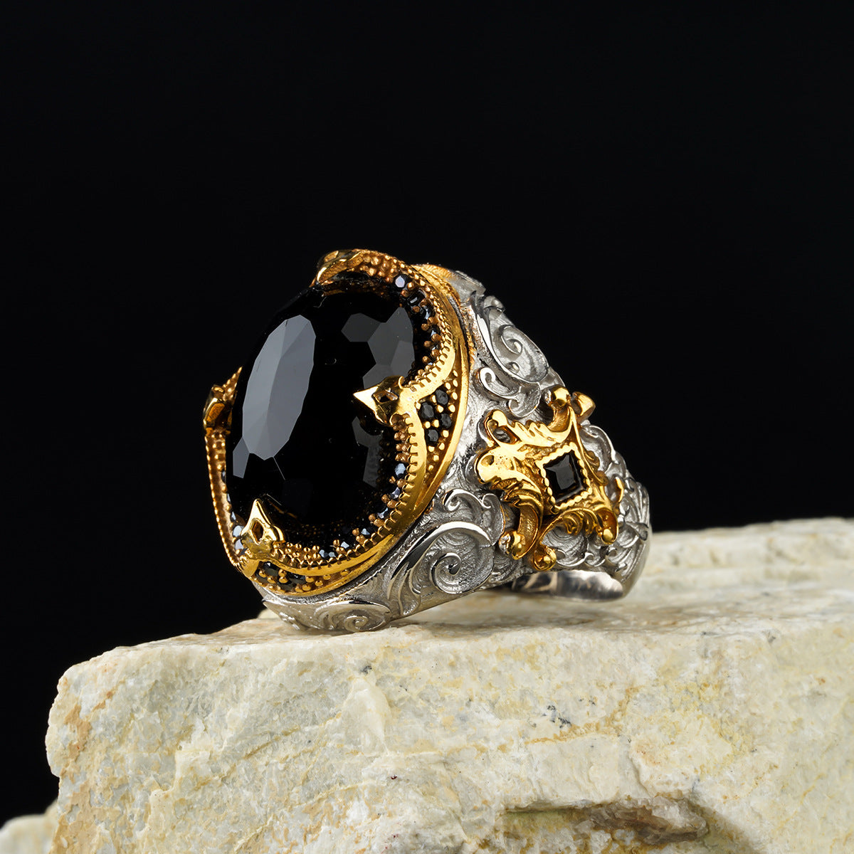 Juego de anillos para hombre en material de cobre.