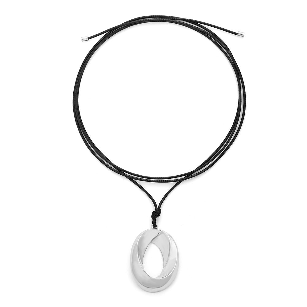 Collier pendentif creux ovale vintage