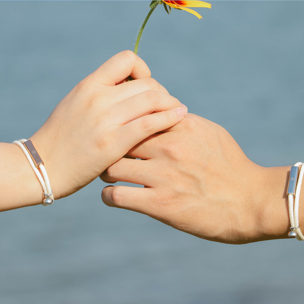 Paire de bracelets de couple attrayants en acier inoxydable