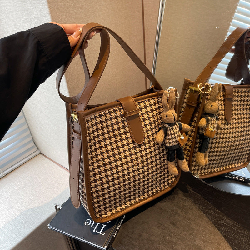 Sac à bandoulière élégant pied-de-poule tendance et assorti