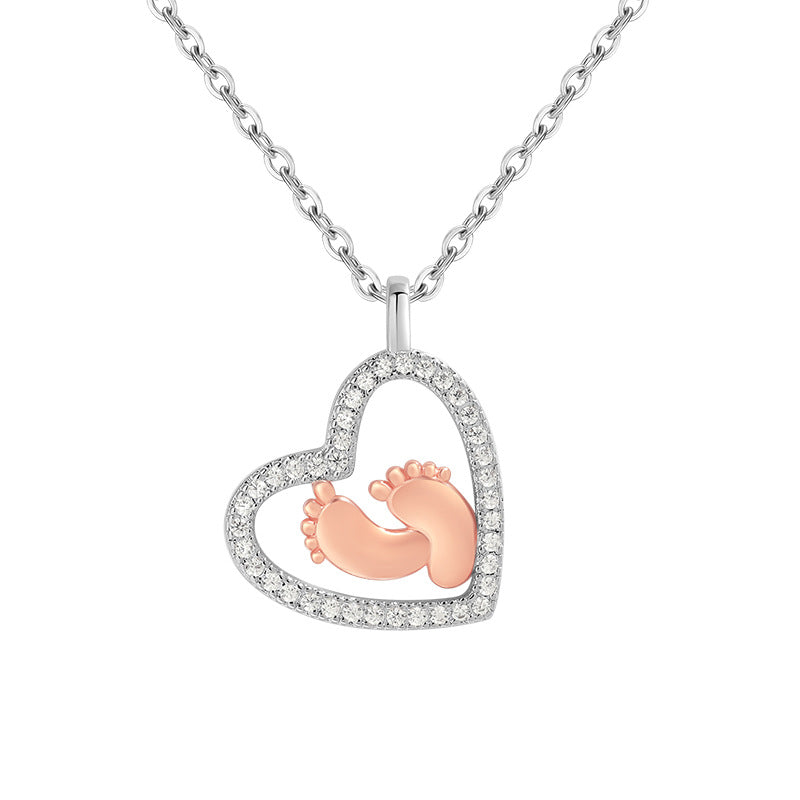 Collier en forme de cœur avec séparation des couleurs, empreintes de pas d'amour